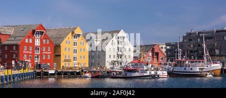 TROMSØ, NORVÈGE - Port et vieux bâtiments en bois coloré sur le bord de mer, le panorama. Banque D'Images