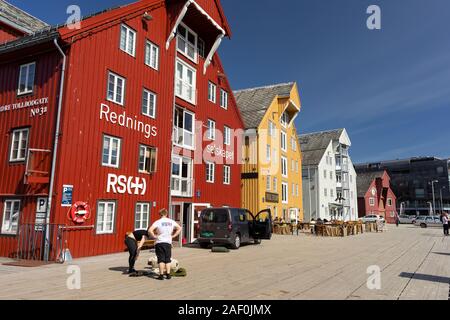 TROMSØ, NORVÈGE - Port et vieux bâtiments en bois coloré sur front de mer. Banque D'Images