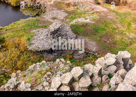 Vue de la structures polygonales de colonnes de basalte, également nommé Herrnhausfelsen, monument naturel Panska skala près de Prachen (République tchèque). Le basalte est Banque D'Images