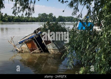 Novi Becej, Tissa, la Serbie, le 14 mai 2017. Endommagé et coulé location qui a coulé. Le bateau est amarré à la rive et ce qu'elle est appelée int Banque D'Images