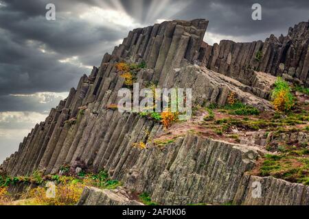 Vue de la structures polygonales de colonnes de basalte, également nommé Herrnhausfelsen, monument naturel Panska skala près de Prachen (République tchèque). Le basalte est Banque D'Images