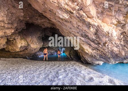 Célèbre Plage de Myrtos sur l'île de Céphalonie, Grèce. Banque D'Images