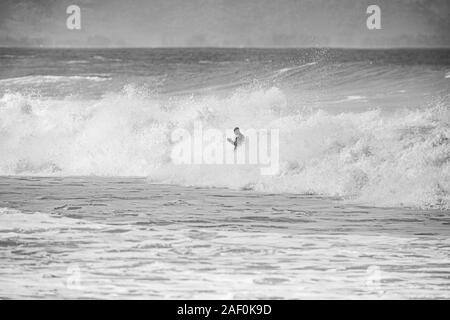 Haleiwa, Hawaii, USA. Dec 11, 2019. Kelly Slater en photo pendant 8 chaleur dans la ronde de 32, où il a surfé sur une vague parfaite à 10 le Billabong Pipe Masters 2019 Tournoi à la mémoire d'Andy Irons au dans Banzai Pipeline Haleiwa, bonjour le 11 décembre 2019. Crédit : Erik Kabik Photography/media/Alamy Punch Live News Banque D'Images