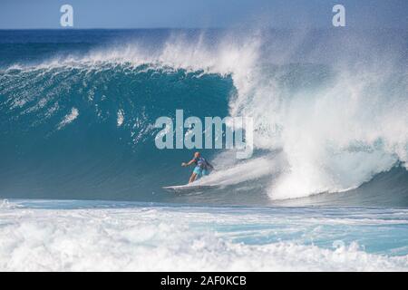 Haleiwa, Hawaii, USA. Dec 11, 2019. Kelly Slater en photo pendant 8 chaleur dans la ronde de 32, où il a surfé sur une vague parfaite à 10 le Billabong Pipe Masters 2019 Tournoi à la mémoire d'Andy Irons au dans Banzai Pipeline Haleiwa, bonjour le 11 décembre 2019. Crédit : Erik Kabik Photography/media/Alamy Punch Live News Banque D'Images