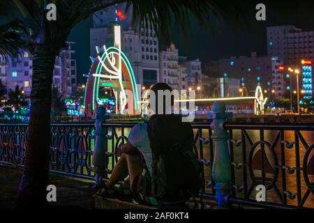 Au Vietnam tourisme Backpacker Girl ressemble au Port de Cat Ba dans la nuit Banque D'Images