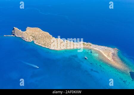 Glaronisi île près de la magnifique plage de Kolokitha, Elounda, Crète, Grèce. Banque D'Images