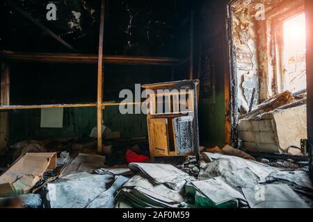 Suite à l'incendie à l'intérieur brûlé ou un immeuble de bureaux industriels. Banque D'Images