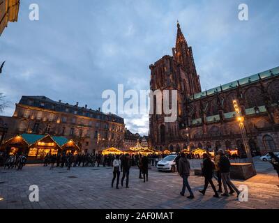 Strasbourg, France - Dec 24, 2018 : large vue anlge de Notre-Dame de Strasbourg cathedrale avec les piétons qui marchent à la découverte du marché de Noël annuel Banque D'Images