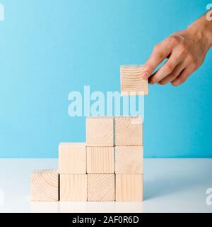 Portrait de l'homme mettre une cale en bois sur bleu Banque D'Images