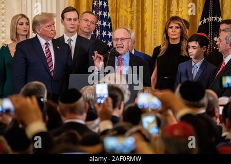 Alan Dershowitz, professeur de droit à la parole à une réception de la Hanoukka au prix de la Maison Blanche, flanquée par le Président Donald J. Trump, première fille et conseiller du président Ivanka Trump, beau-fils Jared Kushner Rempl. Doug Collins (R-GA) et de la Première dame Melania Trump dans l'East Room de la Maison Blanche à Washington, DC le Mercredi, Décembre 11, 2019. Trump puis a signé un décret de lutte contre l'antisémitisme. Sur l'autre extrémité de Pennsylvania Avenue, la Chambre des représentants s'oriente vers une décision de destituer le président. Photo de Ken Cedeno/UPI Banque D'Images