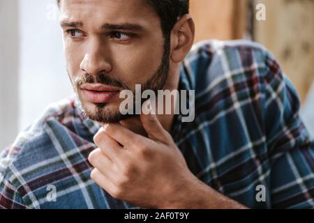 Beau barbu de toucher dans ce type de face Banque D'Images