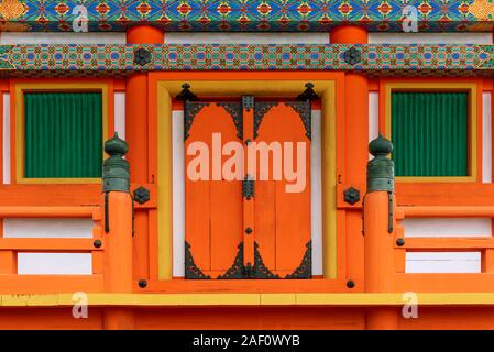 Détail architectural de la pagode à Sanjunoto le temple Kiyomizu-dera peint en orange vif avec des ornements colorés. Kyoto, Japon Banque D'Images