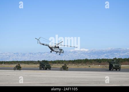 (191211) - Zadar (Croatie), le 11 décembre 2019 (Xinhua) -- Les soldats participent à l'exercice de démonstration à Zemunik base militaire à Zadar, Croatie, le 11 décembre 2019. Une armée de l'air centre de formation ouvert à Zemunik base militaire sur le mercredi. (Marko Dimic/Pixsell via Xinhua) Banque D'Images