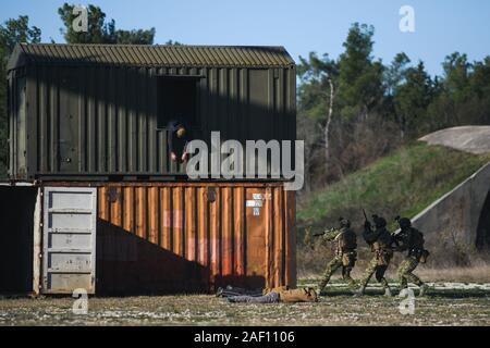 (191211) - Zadar (Croatie), le 11 décembre 2019 (Xinhua) -- Les soldats participent à l'exercice de démonstration à Zemunik base militaire à Zadar, Croatie, le 11 décembre 2019. Une armée de l'air centre de formation ouvert à Zemunik base militaire sur le mercredi. (Marko Dimic/Pixsell via Xinhua) Banque D'Images