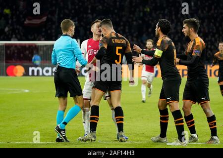 Dusan Tadic (Ajax) et Gabriel au cours de match de la Ligue des Champions de l'Ajax-Valencia sur FC, 10 décembre 2019 à Amsterdam, Pays-Bas. (Photo par SCS/Sander Chamid Banque D'Images