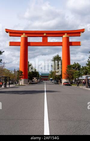 Avril, 11. 2019 : Le géant de torii menant au Sanctuaire Heian. Kyoto, Japon Banque D'Images