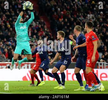 Firo : 11.12.2019, Fuvuball, Champions League, saison 2019/2020, 6e match de groupe FC Bayern Munich - Tottenham Hotspur, Paulo Gazzaniga, Tottenham Hotspur Tottenham Hotspur,,, Spurs, Parade, Corner, dans le monde d'utilisation | Banque D'Images