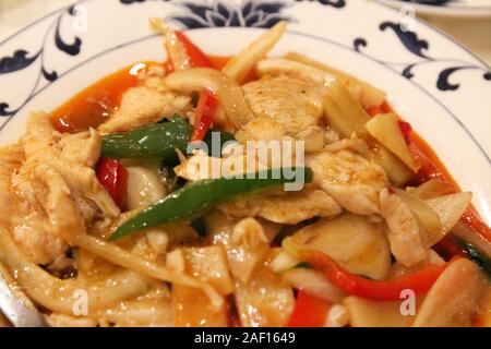 Poulet sauté aux poivrons et aux oignons dans une sauce au restaurant chinois Banque D'Images