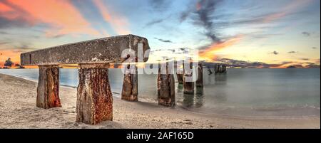 Coucher de soleil sur l'ancienne jetée de pêche en pierre appelée Bocahenge est en L, et trouvé dans la Boca Grande à Gasparilla Island en Floride Banque D'Images