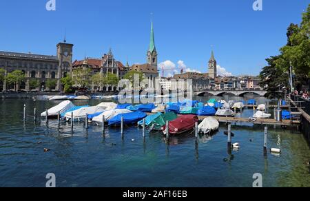 Bateaux ancrés sur la Limmat à Zurich, Suisse. Banque D'Images