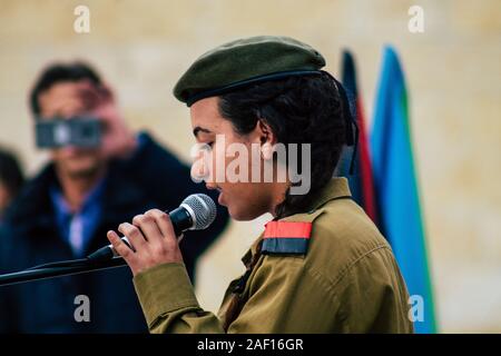 Jérusalem Israël 11 Décembre 2019 Avis de soldats israéliens participant à une cérémonie militaire devant le mur occidental de la vieille ville de Jérusalem o Banque D'Images