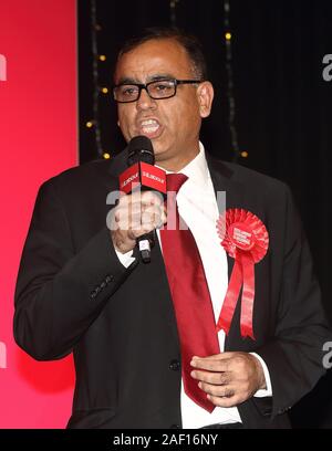 Bedford, Royaume-Uni. Dec 11, 2019. MP actuel pour Bedford, Mohammed Yasin présente Jeremy Corbyn Leader du parti qui prononce un discours lors de la dernière journée de la campagne électorale à Addison Howard Center. Credit : SOPA/Alamy Images Limited Live News Banque D'Images