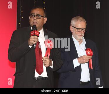 Bedford, Royaume-Uni. Dec 11, 2019. MP Mohammed Yasin Bedford avec Jeremy Corbyn Leader du Parti vu lors d'un discours sur le dernier jour de la campagne électorale à Addison Howard Center. Credit : SOPA/Alamy Images Limited Live News Banque D'Images