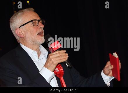 Bedford, Royaume-Uni. Dec 11, 2019. La chef du Parti du travail Jeremy Corbyn prononce un discours lors de la dernière journée de la campagne électorale à Addison Howard Center. Credit : SOPA/Alamy Images Limited Live News Banque D'Images