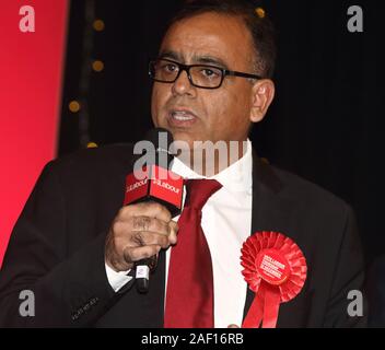 Bedford, Royaume-Uni. Dec 11, 2019. MP actuel pour Bedford, Mohammed Yasin présente Jeremy Corbyn Leader du parti qui prononce un discours lors de la dernière journée de la campagne électorale à Addison Howard Center. Credit : SOPA/Alamy Images Limited Live News Banque D'Images