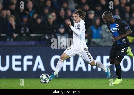 Bruges, Belgique. Dec 11, 2019. Luka Modric (L) du Real Madrid durs la balle lors d'un match du groupe A de la Ligue des Champions 2019-2020 entre le Real Madrid et le Club de Bruges à Bruges, Belgique, le 11 décembre 2019. Credit : Zheng Huansong/Xinhua/Alamy Live News Banque D'Images