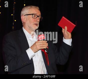 Bedford, Royaume-Uni. Dec 11, 2019. La chef du Parti du travail Jeremy Corbyn prononce un discours lors de la dernière journée de la campagne électorale à Addison Howard Center. Credit : SOPA/Alamy Images Limited Live News Banque D'Images