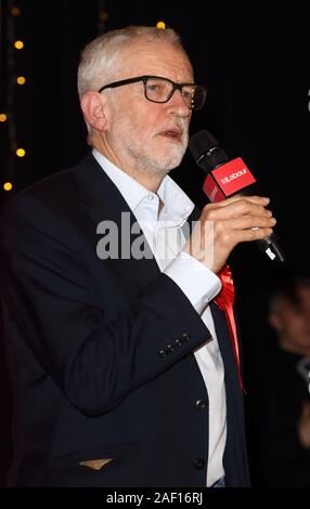 Bedford, Royaume-Uni. Dec 11, 2019. La chef du Parti du travail Jeremy Corbyn prononce un discours lors de la dernière journée de la campagne électorale à Addison Howard Center. Credit : SOPA/Alamy Images Limited Live News Banque D'Images