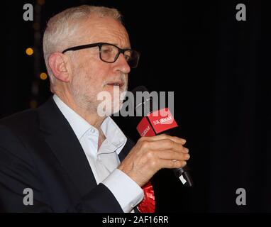 Bedford, Royaume-Uni. Dec 11, 2019. La chef du Parti du travail Jeremy Corbyn prononce un discours lors de la dernière journée de la campagne électorale à Addison Howard Center. Credit : SOPA/Alamy Images Limited Live News Banque D'Images