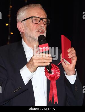 Bedford, Royaume-Uni. Dec 11, 2019. La chef du Parti du travail Jeremy Corbyn prononce un discours lors de la dernière journée de la campagne électorale à Addison Howard Center. Credit : SOPA/Alamy Images Limited Live News Banque D'Images