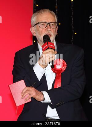 Bedford, Royaume-Uni. Dec 11, 2019. La chef du Parti du travail Jeremy Corbyn prononce un discours lors de la dernière journée de la campagne électorale à Addison Howard Center. Credit : SOPA/Alamy Images Limited Live News Banque D'Images