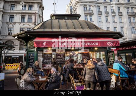 Vienne, Autriche - le 6 novembre 2019 : des gens assis et boire sur la terrasse extérieure de l'grill cafe pavillon en hiver dans la région de Naschmarkt, l'un des Banque D'Images