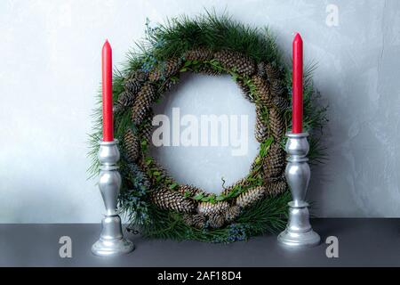 Handmade wreath with semens et des bougies avec de l'espace texte Banque D'Images