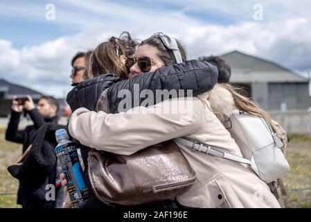 (191212) -- SANTIAGO, le 12 décembre 2019 (Xinhua) -- les proches des personnes à bord de l'avion disparu arrivent à la base aérienne de Chabunco au Chili, le 11 décembre 2019. La Force aérienne chilienne a indiqué qu'il a perdu la trace d'un avion avec 38 personnes à bord. L'avion était en route depuis le sud de la ville de Punta Arenas, à l'Antarctique avec 17 membres d'équipage et 21 passagers à bord, il a dit. (Agencia Uno via Xinhua) Banque D'Images