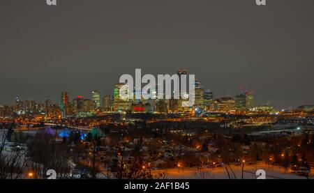 Thème de noël nuit lumières dans le centre-ville d'Edmonton, Alberta, Canada. Banque D'Images