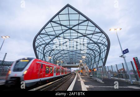 Hambourg, Allemagne. Dec 11, 2019. Un train de la S-Bahn Hamburg traverse la gare Elbbrücken dans la Hafencity au cours de derniers travaux avant l'ouverture. Avec un retard d'un an l'arrêt de S-Bahn de l'Elbbrücken ligne S3/S31, qui est situé entre les stations et Hammerbrook Veddel directement à l'Elbe, est d'être symboliquement publié le 14.12.2019. Crédit : Christian Charisius/dpa/Alamy Live News Banque D'Images