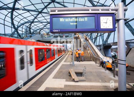 Hambourg, Allemagne. Dec 11, 2019. Un train de la S-Bahn Hamburg traverse la gare Elbbrücken dans la Hafencity au cours de derniers travaux avant l'ouverture. Avec un retard d'un an l'arrêt de S-Bahn de l'Elbbrücken ligne S3/S31, qui est situé entre les stations et Hammerbrook Veddel directement à l'Elbe, est d'être symboliquement publié le 14.12.2019. Crédit : Christian Charisius/dpa/Alamy Live News Banque D'Images