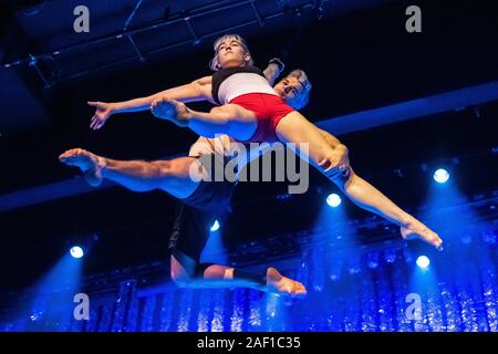 New York, États-Unis, 11 décembre 2019. Le Cirque du Soleil's Guillaume Paquin et Nicole Faubert effectuez les sangles aériennes Duo au cours de l'une répétition avant l'ouverture de demain pour la nuit avant... Le Cirque du Soleil pour la première fois, un spectacle de Noël fera ses débuts au théâtre dans le Hulu Madison Square Garden le 12 décembre 2019. Credit : Enrique Shore/Alamy Live News Banque D'Images