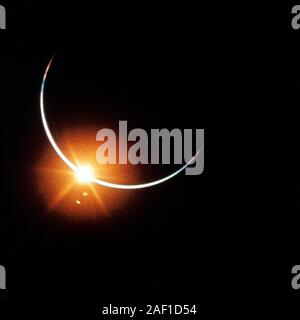 Il y a cinquante ans, le 14 novembre 1969, Apollo 12 lancé à 11 h 22 HNE du complexe de lancement 39A au Centre spatial Kennedy en mission à la terre de l'océan des tempêtes. Quand la terre déplacé directement entre le Soleil et l'engin spatial de la mission Apollo 12 sur le voyage de retour de la Lune, l'équipage capturé cette image d'une éclipse solaire avec un appareil photo 16 mm. À bord de l'engin était commandant Charles "Pete" Conrad, pilote du module de commande Richard F. Gordon Jr., pilote du module lunaire et Alan Bean. Alors que Conrad et Bean est descendu dans le module lunaire 'Intrepid' pour explorer l'océan des tempêtes, G Banque D'Images