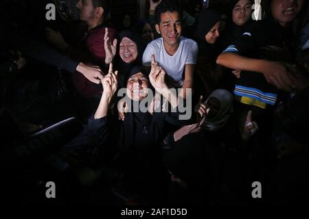 Khan Younis, à Gaza. Dec 12, 2019. Des proches de 27 ans, Ahmed al-Shahri palestiniens, tués au cours d'un bombardement israélien, le deuil lors de ses funérailles à Khan Younis dans le sud de la bande de Gaza le 2 novembre 2019. Des dizaines de grèves a frappé l'enclave palestinienne dans les premières heures d'aujourd'hui. Photo par Ibrahim Al-Khatib/UPI. Credit : UPI/Alamy Live News Banque D'Images