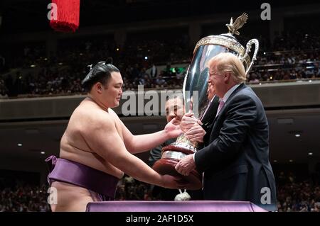 Tokyo, Japon. Dec 12, 2019. Le président Donald J. Trump, rejoint par le Premier ministre japonais Shinzo Abe, assiste au Grand Championnat de Sumo et participe le 27 mai 2019, dans la présentation de trophées lors de la soirée à l'Stade Ryogoku Kokugikan à Tokyo. White House Photo par Andrea Hanks/UPI UPI : Crédit/Alamy Live News Banque D'Images