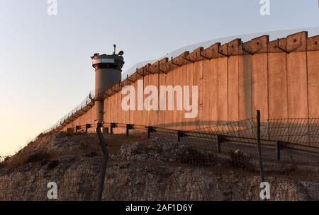 Kalandiya Checkpoint, Gaza. Dec 12, 2019. Le soleil du matin brille sur le mur de séparation israélien au point de Kalandiya entre Jérusalem et Ramallah, Cisjordanie, le Jeudi, Juillet 11, 2019. Des dizaines de milliers de travailleurs palestiniens traverser le point de contrôle hebdomadaire, à travailler en Israël. Israël a récemment investi 11 millions de dollars en rénovations au checkpoint, ajoutant plus de voies de sécurité, l'amélioration des détecteurs de métal, et des barrières automatiques permettant de vérifier les permis d'entrée palestiniens lorsqu'ils balayer biométriques délivrés israélienne cartes. Photo par Debbie Hill/UPIx Crédit : UPI/Alamy Live News Banque D'Images