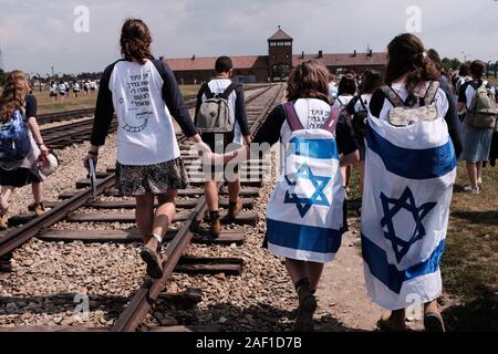 Oswiecim, Pologne. Dec 12, 2019. La jeunesse israélienne porter le drapeau national en marchant sur la voie qui a effectué les Juifs à leur mort à l'entrée de l'Allemagne nazie Birkenau Concentration - Camp d'Extermination à Oswiecim, Pologne, le jeudi, Août 1, 2019. Auschwitz-Birkenau fut le plus grand camp de concentration et fonctionna de juin 1940 - janvier 1945. Les historiens estiment que 1,1 millions de personnes ont été assassinées. Plus de 2,1 millions de personnes ont visité Auschwitz l'année dernière. Photo par Debbie Hill/UPI UPI : Crédit/Alamy Live News Banque D'Images