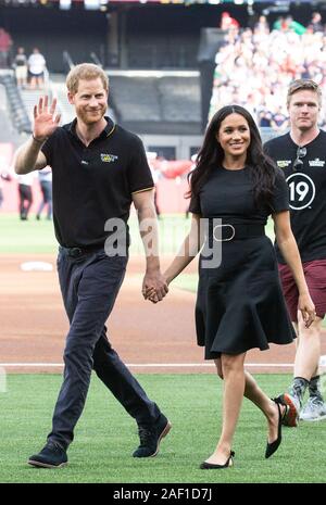 Londres, Royaume-Uni. Dec 12, 2019. Le duc et la duchesse de Kent, le prince Harry, et Meghan, marcher sur le terrain lorsque les New York Yankees jouer les Red Sox de Boston à la London Stadium dans le Queen Elizabeth Olympic Park de Londres le samedi, Juin 29, 2019. Europe's first-ever principal Ligue base-ball jeu est joué au stade de Londres. Photo par Mark Thomas/UPI UPI : Crédit/Alamy Live News Banque D'Images