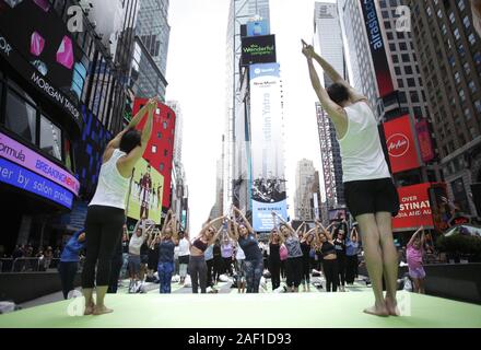 New York, États-Unis. Dec 12, 2019. Les gens participent à des cours de yoga à Times Square pour célébrer le solstice d'été le premier jour de l'été à New York le 21 juin 2019. Des milliers de yogis participeront à huit cours de yoga au cours de la 16e conférence annuelle de Solstice dans Times Square. Photo de John Angelillo/UPI UPI : Crédit/Alamy Live News Banque D'Images