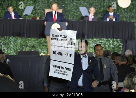 Jamestown, États-Unis. Dec 12, 2019. Escorte de police Virginia State Délégué Ibraheem Samirah du bâtiment après qu'il a soulevé des cartes de protestation au cours d'une allocution prononcée par le Président Donald Trump au 400e anniversaire de la première Assemblée législative représentative, à Jamestown, en Virginie, le Mardi, Juillet 30, 2019. La démocratie américaine a été introduit en 1619 quand 22 bourgeois s'est réuni dans la colonie de Virginie. Photo de Mike Theiler/UPI UPI : Crédit/Alamy Live News Banque D'Images